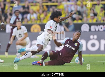 Dortmund, Deutschland. August 2024. firo: 10.08.2024, Fußball, 1.Liga, 1.Bundesliga, Saison 2024/2025, Freundschaftsspiel, Saisoneröffnung, BVB, Borussia Dortmund - Aston Villa Foul auf Adeyemi für Elfmeter Credit: dpa/Alamy Live News Stockfoto