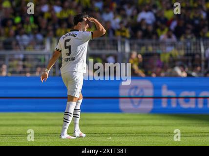 Dortmund, Deutschland. August 2024. firo: 10.08.2024, Fußball, 1.Liga, 1.Bundesliga, Saison 2024/2025, Freundschaftsspiel, Saisonauftakt, BVB, Borussia Dortmund - Aston Villa Ramy Bensebaini, BVB, Gestenausweis: dpa/Alamy Live News Stockfoto