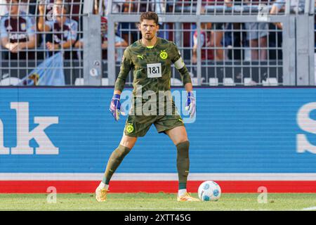 Dortmund, Deutschland. August 2024. firo: 10.08.2024, Fußball, 1. Liga, 1. Bundesliga, Saison 2024/2025, Freundschaftsspiel Borussia Dortmund - Aston Villa Gregor Kobel (Borussia Dortmund) Einzelaktion, ganze Figur, Credit: dpa/Alamy Live News Stockfoto