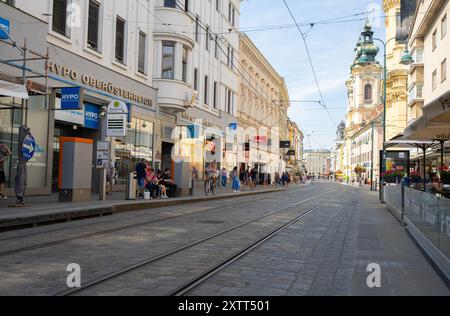 Linz, Österreich. August 2024. Panoramablick auf die zentrale Landstraße im Stadtzentrum Stockfoto