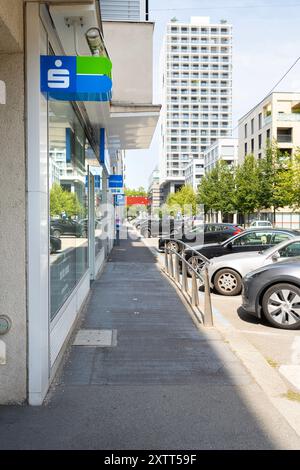 Linz, Österreich. August 2024. Das Schild eines Geldautomaten in einer Straße im Stadtzentrum Stockfoto