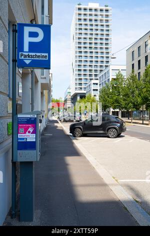 Linz, Österreich. August 2024. Parkuhr auf dem Bürgersteig in einer Straße im Stadtzentrum Stockfoto