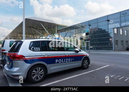 Linz, Österreich. August 2024. Ein Polizeiauto vor dem Hauptbahnhof im Stadtzentrum Stockfoto