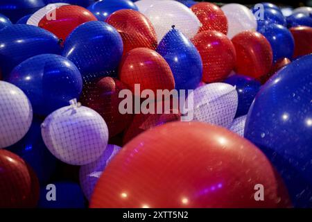 15. August 2024: Ballons, in Netze gewickelt, um den Boden der Arena des United Center. Sie warten darauf, bis sie bis zur Decke angehoben werden, um sie am Ende des Demokratischen Nationalkonvents nächste Woche fallen zu lassen (Credit Image: © Chris Riha/ZUMA Press Wire) NUR REDAKTIONELLE VERWENDUNG! Nicht für kommerzielle ZWECKE! Stockfoto