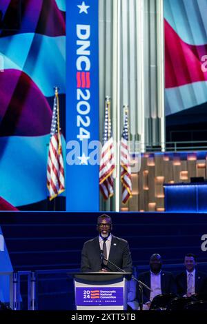 15. August 2024: Der Bürgermeister von Chicago, BRANDON JOHNSON, spricht auf dem Podium vor der Presse, das für die Demokratische Nationalversammlung im United Center von Chicago enthüllt wird (Credit Image: © Chris Riha/ZUMA Press Wire). Nicht für kommerzielle ZWECKE! Stockfoto