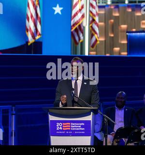 15. August 2024: Der Bürgermeister von Chicago, BRANDON JOHNSON, spricht auf dem Podium vor der Presse, das für die Demokratische Nationalversammlung im United Center von Chicago enthüllt wird (Credit Image: © Chris Riha/ZUMA Press Wire). Nicht für kommerzielle ZWECKE! Stockfoto