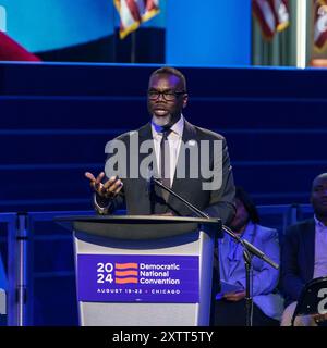 15. August 2024: Der Bürgermeister von Chicago, BRANDON JOHNSON, spricht auf dem Podium vor der Presse, das für die Demokratische Nationalversammlung im United Center von Chicago enthüllt wird (Credit Image: © Chris Riha/ZUMA Press Wire). Nicht für kommerzielle ZWECKE! Stockfoto