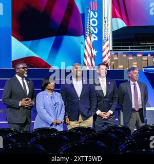 15. August 2024: Chicagos Bürgermeister BRANDON JOHNSON, der Vorsitzende des Demokratischen Nationalkonvents MINYON MOORE, JAMIE HARRISON, der Exekutivdirektor des Demokratischen Nationalkonvents ALEX HORNBROOK und der CEO des United Center TERRY SAVARISE posieren vor dem Podium der Demokratischen Nationalkonvention (Credit Image: © Chris Riha/ZUMA Press Wire) NUR REDAKTIONELLE VERWENDUNG! Nicht für kommerzielle ZWECKE! Stockfoto