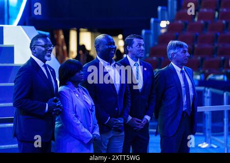 15. August 2024: Chicagos Bürgermeister BRANDON JOHNSON, der Vorsitzende des Demokratischen Nationalkonvents MINYON MOORE, JAMIE HARRISON, der Exekutivdirektor des Demokratischen Nationalkonvents ALEX HORNBROOK und der CEO des United Center TERRY SAVARISE posieren vor dem Podium der Demokratischen Nationalkonvention (Credit Image: © Chris Riha/ZUMA Press Wire) NUR REDAKTIONELLE VERWENDUNG! Nicht für kommerzielle ZWECKE! Stockfoto