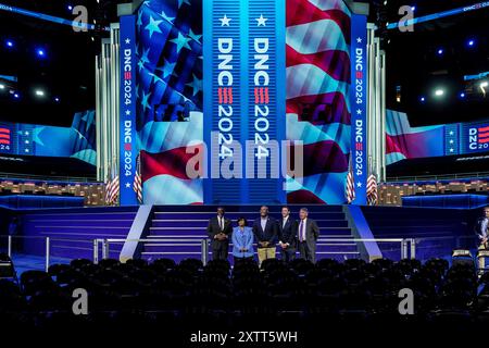 15. August 2024: Chicagos Bürgermeister BRANDON JOHNSON, der Vorsitzende des Demokratischen Nationalkonvents MINYON MOORE, JAMIE HARRISON, der Exekutivdirektor des Demokratischen Nationalkonvents ALEX HORNBROOK und der CEO des United Center TERRY SAVARISE posieren vor dem Podium der Demokratischen Nationalkonvention (Credit Image: © Chris Riha/ZUMA Press Wire) NUR REDAKTIONELLE VERWENDUNG! Nicht für kommerzielle ZWECKE! Stockfoto