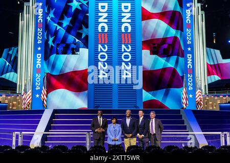 15. August 2024: Chicagos Bürgermeister BRANDON JOHNSON, der Vorsitzende des Demokratischen Nationalkonvents MINYON MOORE, JAMIE HARRISON, der Exekutivdirektor des Demokratischen Nationalkonvents ALEX HORNBROOK und der CEO des United Center TERRY SAVARISE posieren vor dem Podium der Demokratischen Nationalkonvention (Credit Image: © Chris Riha/ZUMA Press Wire) NUR REDAKTIONELLE VERWENDUNG! Nicht für kommerzielle ZWECKE! Stockfoto