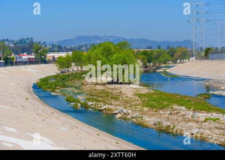 Los Angeles, Kalifornien - 21. April 2024: Der Los Angeles River mit grünen und urbanen Elementen entlang der Ufer. Stockfoto