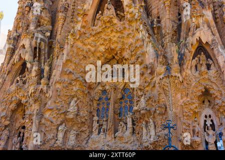 Barcelona, Spanien - 11. Juli 2024: Detaillierte Ansicht der Fassade der Sagrada Familia mit reichen Texturen und zahlreichen Figuren. Stockfoto