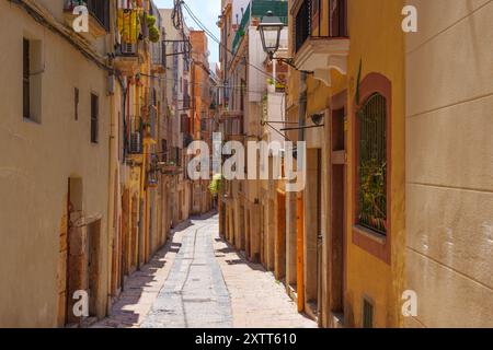 Tarragona, Spanien - 14. Juli 2024: Ruhige Straße mit einer Mischung aus moderner und klassischer Architektur. Stockfoto