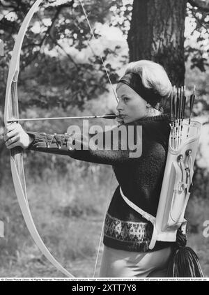 Bogenschießen 1964. Eine junge Frau zielt mit Bogen und Pfeil. Stockfoto