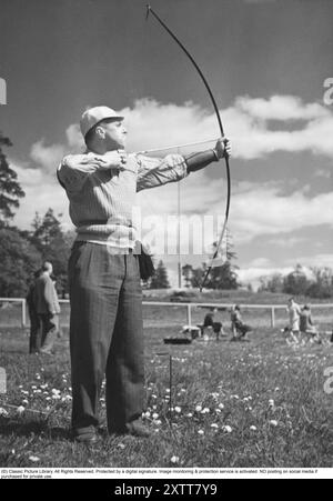 Bogenschießen 1941. Weltmeister Emil Heilborn, 1900-2003, im Rahmen des schwedischen Bogenschießvereins am 8. juni 1941 in Ryttarklubben. Stockfoto