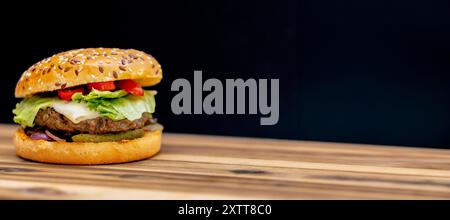 Klassischer Burger mit Rindfleisch auf Holzbrett auf transparentem Hintergrund Stockfoto