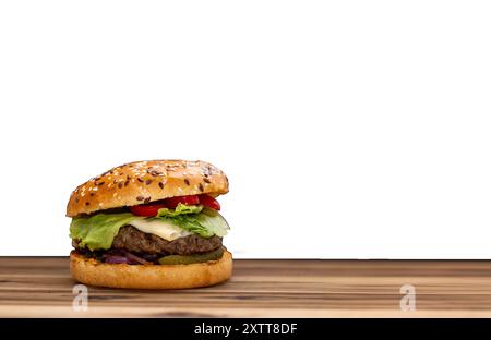 Klassischer Burger mit Rindfleisch auf Holzbrett auf transparentem Hintergrund Stockfoto