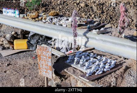 Tadjoura, Dschibuti - 9. November 2019: Lokale handgemachte Souvenirs auf der Straße in der Golfregion von Tadjoura Stockfoto