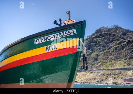 Nahaufnahme eines Fischerbootes in Porto Moniz an der Nordküste der Insel Madeira, Portugal, aufgenommen am 1. August 2024 unter blauem Himmel. Stockfoto