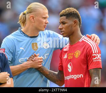 London, Großbritannien. August 2024. August 2024 - Manchester City gegen Manchester United - Community Shield - Wembley Stadium. Erling Haaland und Marcus Rashford nach dem Spiel. Bildnachweis: Mark Pain/Alamy Live News Stockfoto