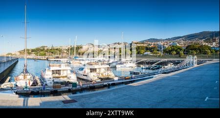 Ein Multi-Bild-Panorama von Booten, die sich um die Marina Funchal in Madeira, Portugal, aufstellten, wurde am 3. August 2024 gesehen. Stockfoto