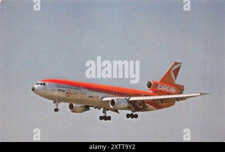 Vintage-Farbpostkarte eines Canadian Pacific Airlines Expo 86 McDonnell Douglas DC-10 Jet-Linienflugzeugs im Flug 1986 Stockfoto