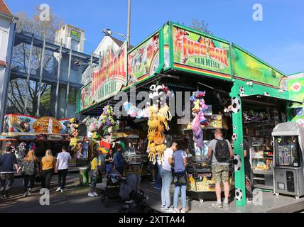 HERFORD, DEUTSCHLAND-22. APRIL 2019: Unidentified Young People spielen Spiele bei Arcade beim Osterfest Stockfoto