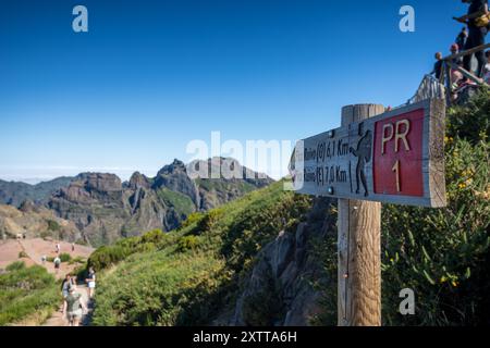 Beginn der PR1, die am Pico do Areeiro beginnt und zum Pico Ruivo führt, dem höchsten Punkt auf Madeira. Stockfoto