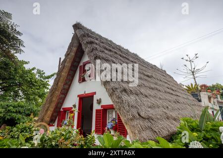 Ein einst typisches dreieckiges Haus in Santana, Madeira, mit einem Strohdach, das am 5. August 2024 gesehen wurde. Stockfoto