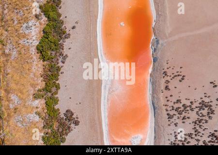 Luftaufnahme eines detaillierten Abschnitts eines farbigen Wasserflusses in einer trockenen Landschaft bei Moolap auf der Bellarine-Halbinsel im Süden von Victoria, Australien. Stockfoto