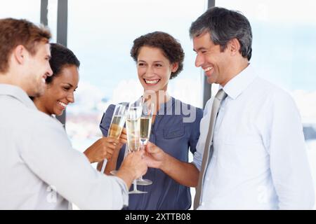 Geschäftsleute, Leute und Toast mit Sektgläsern im Büro für Erfolg, Feier und Erfolg. Mitarbeiter, Partner und begeistert oder zufrieden mit Stockfoto