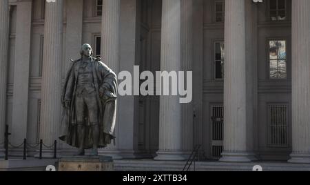 Washington DC, USA - 10. Oktober 2022: Statue der Albert Gallatin im Gebäude des Finanzministeriums in Washington DC mit neoklassizistischer Architektur Stockfoto