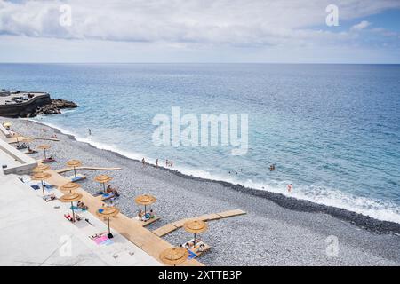 Strandbesucher am Strand Formosa zwischen Funchal und Camara de Lobos, fotografiert am 8. August 2024 in Madeira, Portugal. Stockfoto