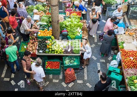 Am 9. August 2024 strömen einheimische Menschen und Touristen auf den Bauernmarkt Mercado dos Lavradores im Herzen von Funchal, Madeira, um frisches Obst zu kaufen und zu kaufen Stockfoto