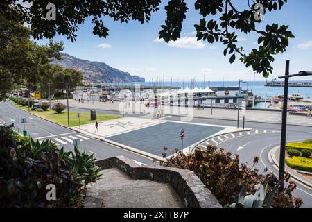 Bäume säumen das Ende des Boulevards Av do Mar, der entlang der Uferpromenade von Funchal auf Madeira verläuft, aufgenommen am 9. August 2024. Stockfoto