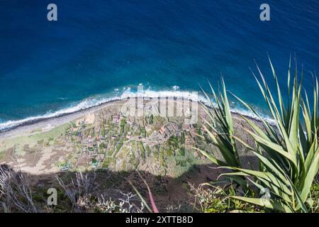 Eine Luftaufnahme der Wellen, die gegen die Küste von Achadas da Cruz im Westen der Insel Madeira krachen. Stockfoto