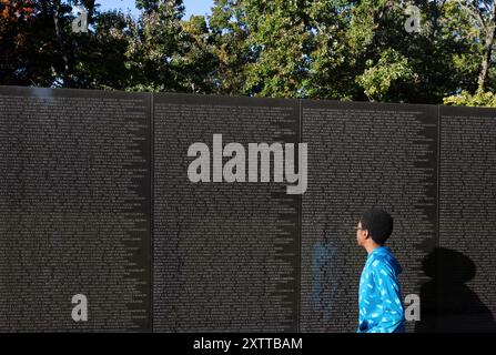 Washington DC, USA - 10. Oktober 2022: Menschen am Vietnam war Memorial in Washington DC Stockfoto