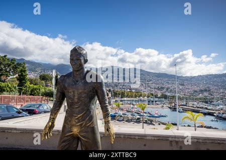 Statue des portugiesischen Fußballspielers Cristiano Ronaldo vor seinem eigenen Museum an der Uferpromenade von Funchal, Madeira, am 30. Juli 2024. Stockfoto