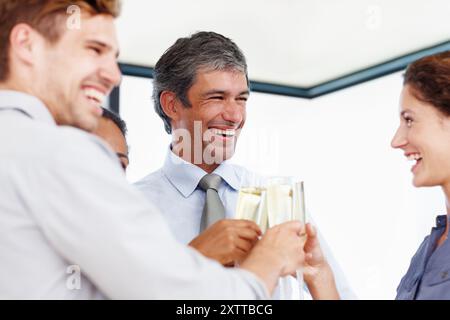 Mitarbeiter, Leute und Anfeuerungen mit Sektgläsern im Büro für Gruppen, Feiern und Erfolge. Business, Partner und begeistert oder zufrieden mit Stockfoto