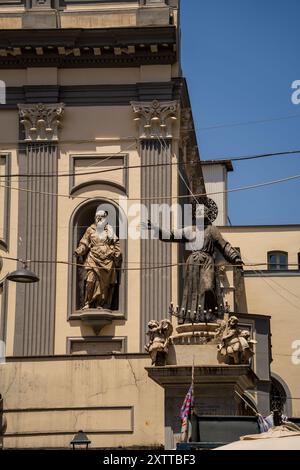 Eine Nahaufnahme der Statuen von Saint Gaetano und Saint Cajetan mit Blick auf die belebten Straßen von Neapel. Stockfoto