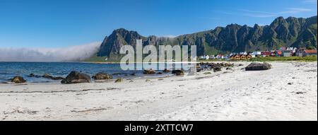 Strand des Fischerdorfes Bleik (Versteralen, Norwegen) - Panoramablick Stockfoto