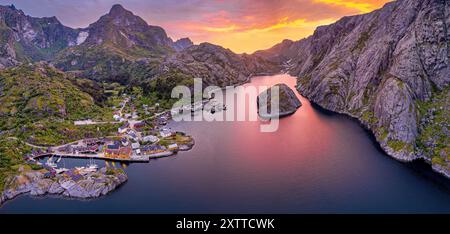 Fischerdorf Nusfjord bei Mitternachtssonne – Luftübersicht (Lofoten, Norwegen) Stockfoto