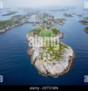 Aus der Vogelperspektive des Fischerdorfes henningsvaer mit Fußballfeld - (Lofoten, Norwegen) Stockfoto