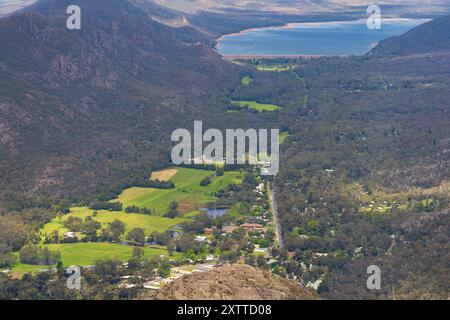 Aus der Vogelperspektive auf einen See und ein grünes Ackerland in einem Bergtal bei Hall Gap in den Grampians in Western Victoria, Australien Stockfoto