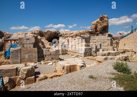 IZNIK, TÜRKEI - 08. August 2024: Das antike römische Theater in Iznik. Iznik ist eine Stadt in der Provinz Bursa in der Türkei. Die Stadt befindet sich an der Stelle des Stockfoto