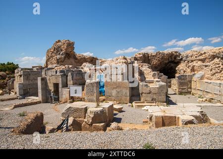 IZNIK, TÜRKEI - 08. August 2024: Das antike römische Theater in Iznik. Iznik ist eine Stadt in der Provinz Bursa in der Türkei. Die Stadt befindet sich an der Stelle des Stockfoto