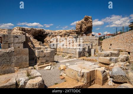 IZNIK, TÜRKEI - 08. August 2024: Das antike römische Theater in Iznik. Iznik ist eine Stadt in der Provinz Bursa in der Türkei. Die Stadt befindet sich an der Stelle des Stockfoto