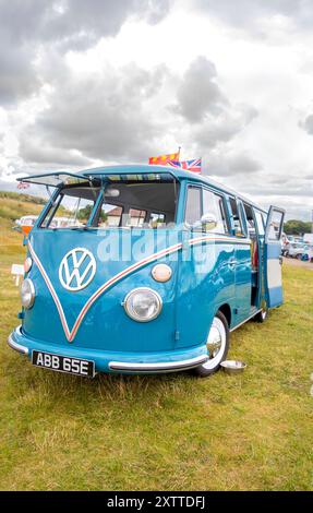 Klassischer grüner blauer Vintage 1967 volkswagen VW Splitty Microbus Kombi bulli Transporter mit geteiltem Bildschirm Stockfoto