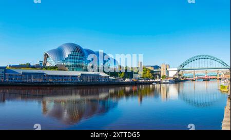 Organische Form des Glasshouse, früher das sage Gateshead, ein Musikzentrum und Konzerthalle, entworfen von Fosters & Partners Gateshead River Tyne newcastle Stockfoto